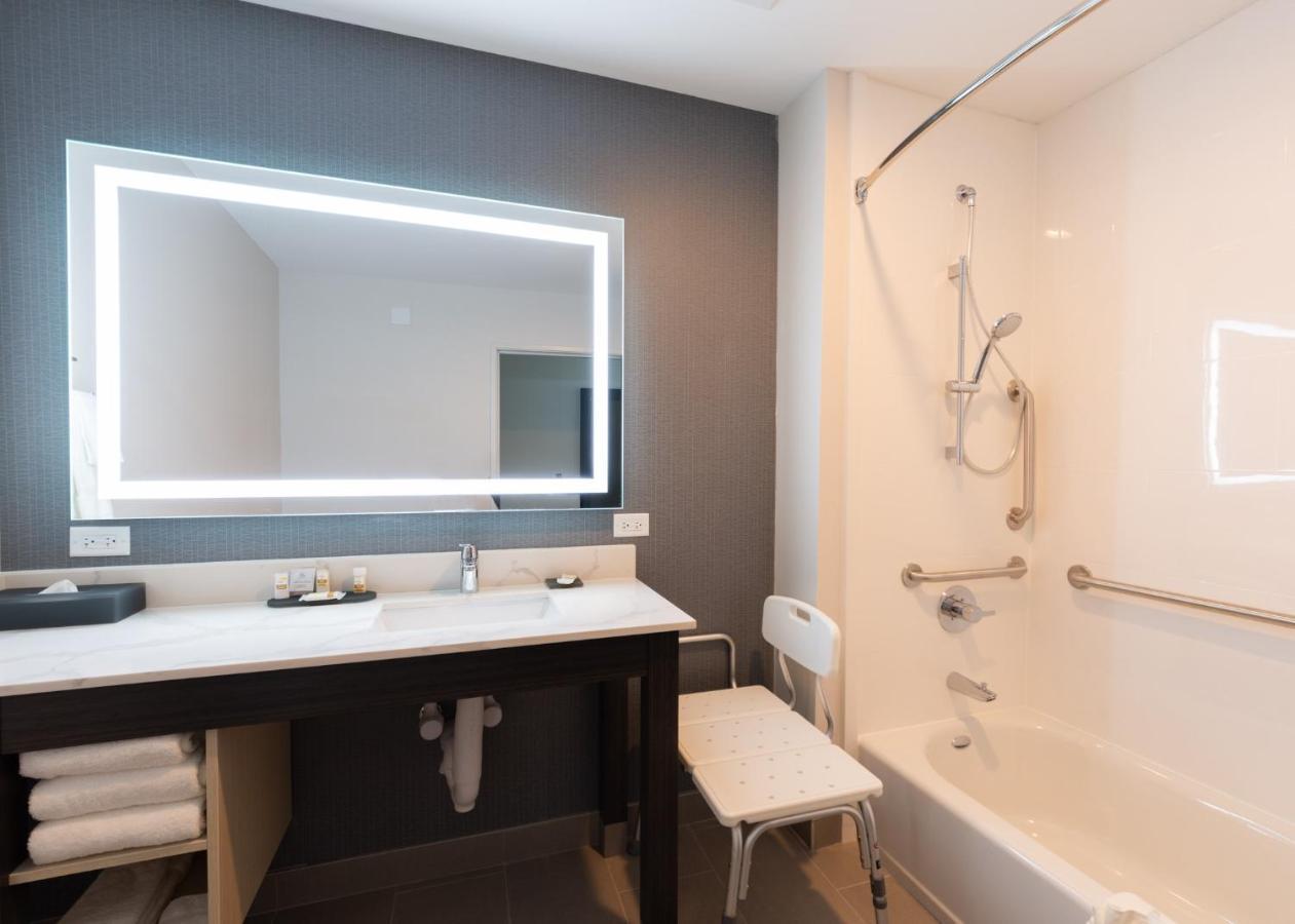 La Quinta Inn & Suites By Wyndham Shorewood Экстерьер фото