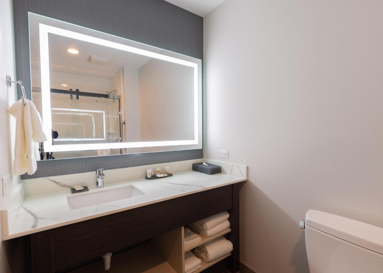 La Quinta Inn & Suites By Wyndham Shorewood Экстерьер фото