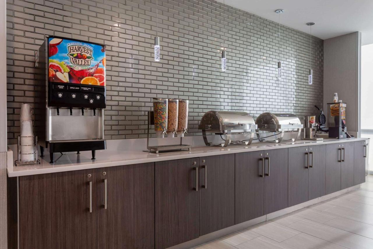 La Quinta Inn & Suites By Wyndham Shorewood Экстерьер фото