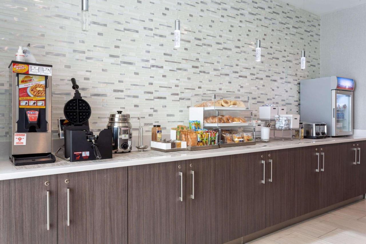 La Quinta Inn & Suites By Wyndham Shorewood Экстерьер фото