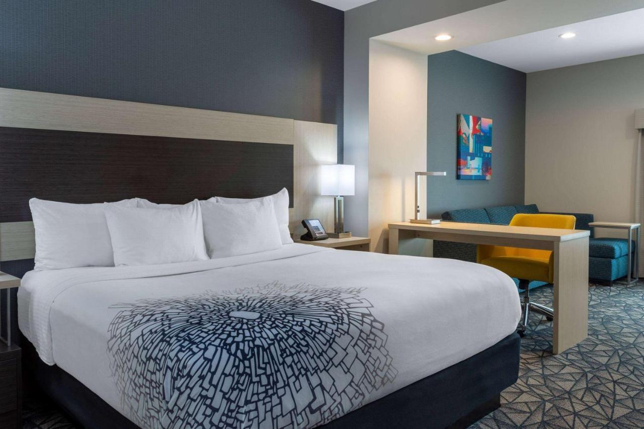 La Quinta Inn & Suites By Wyndham Shorewood Экстерьер фото