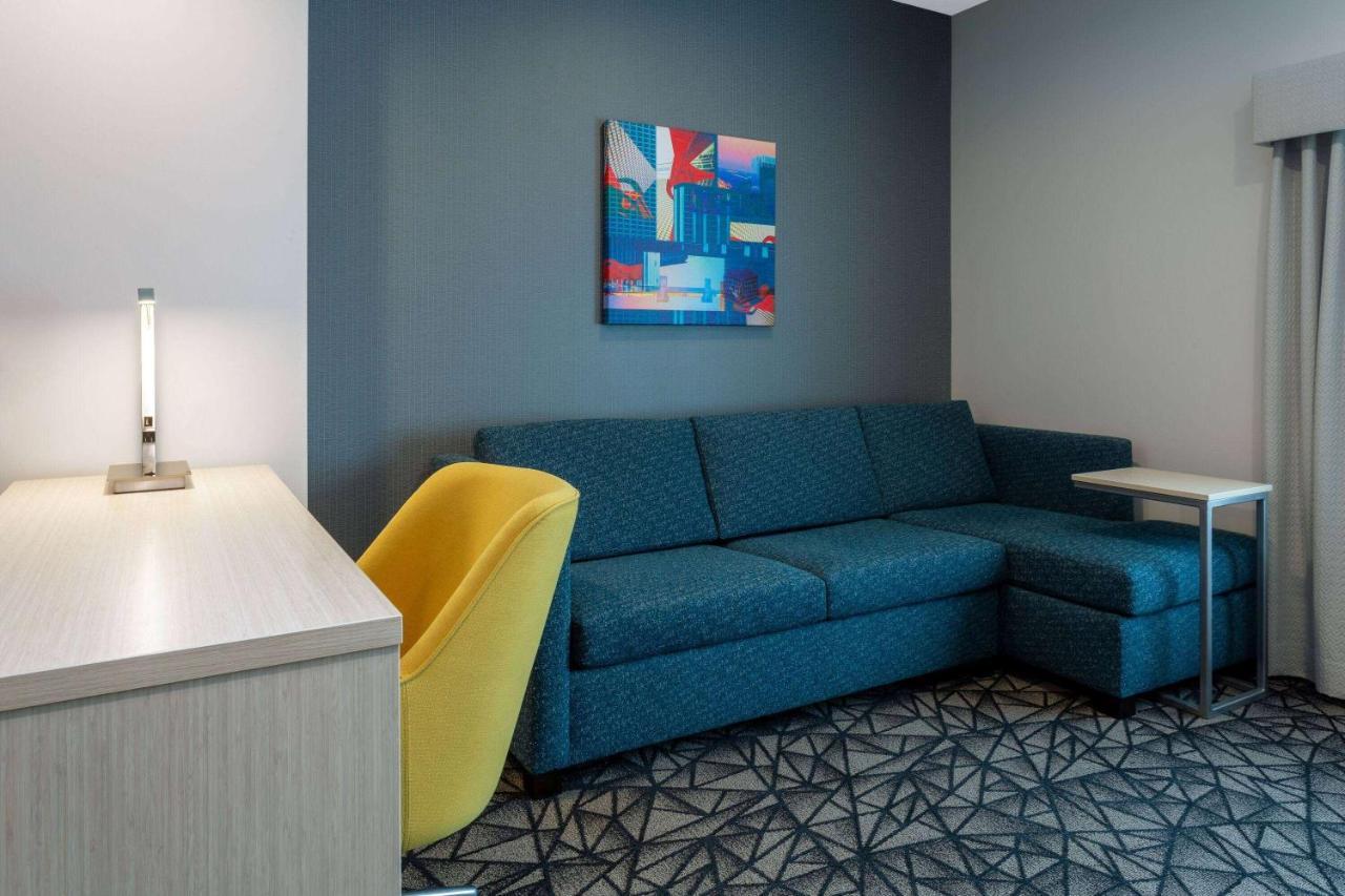 La Quinta Inn & Suites By Wyndham Shorewood Экстерьер фото
