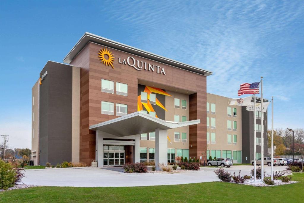 La Quinta Inn & Suites By Wyndham Shorewood Экстерьер фото