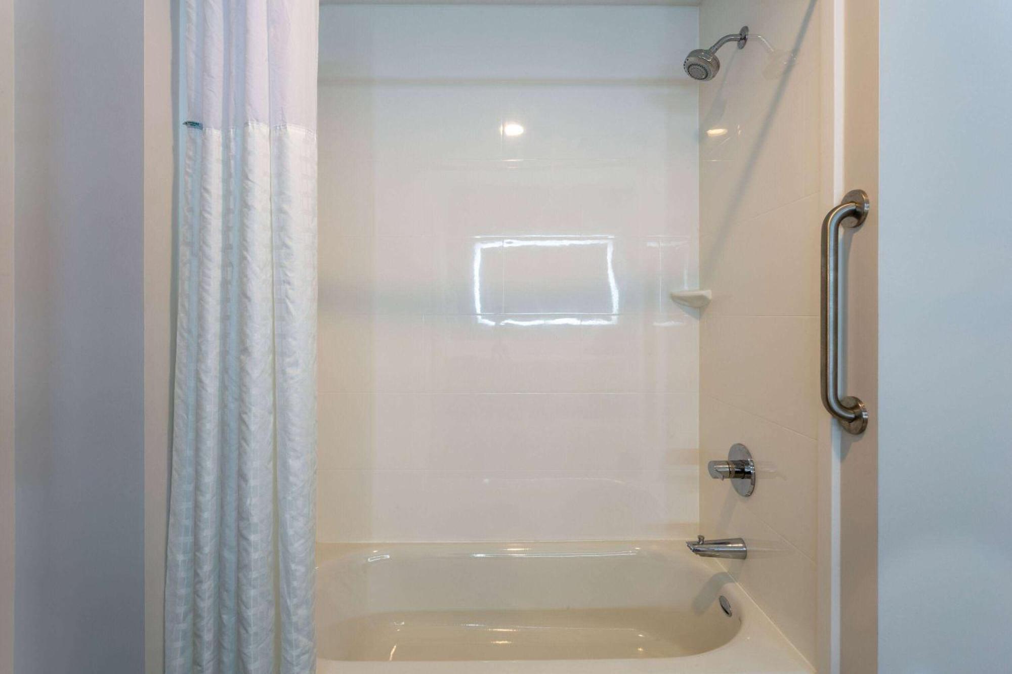 La Quinta Inn & Suites By Wyndham Shorewood Экстерьер фото