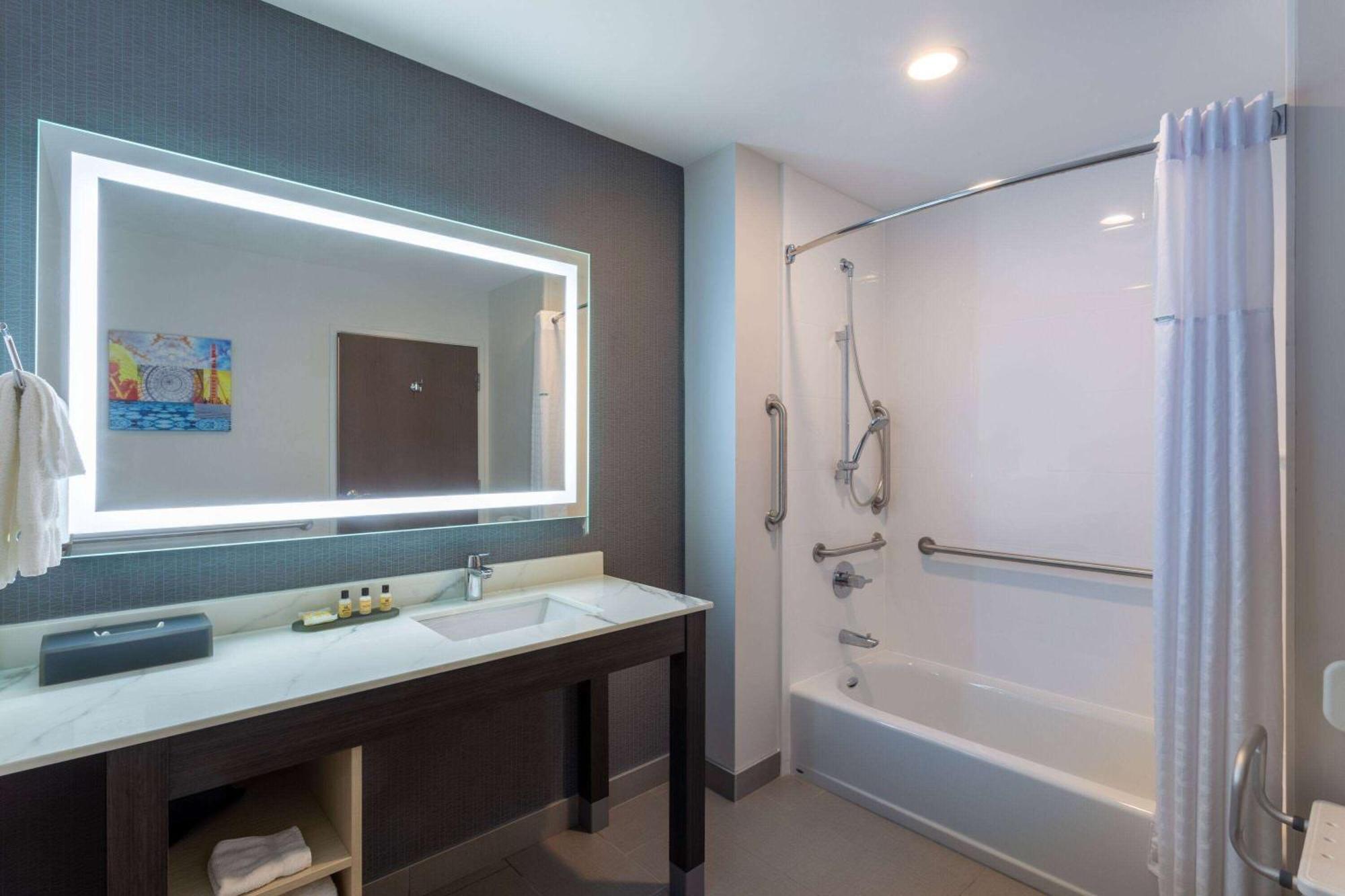 La Quinta Inn & Suites By Wyndham Shorewood Экстерьер фото