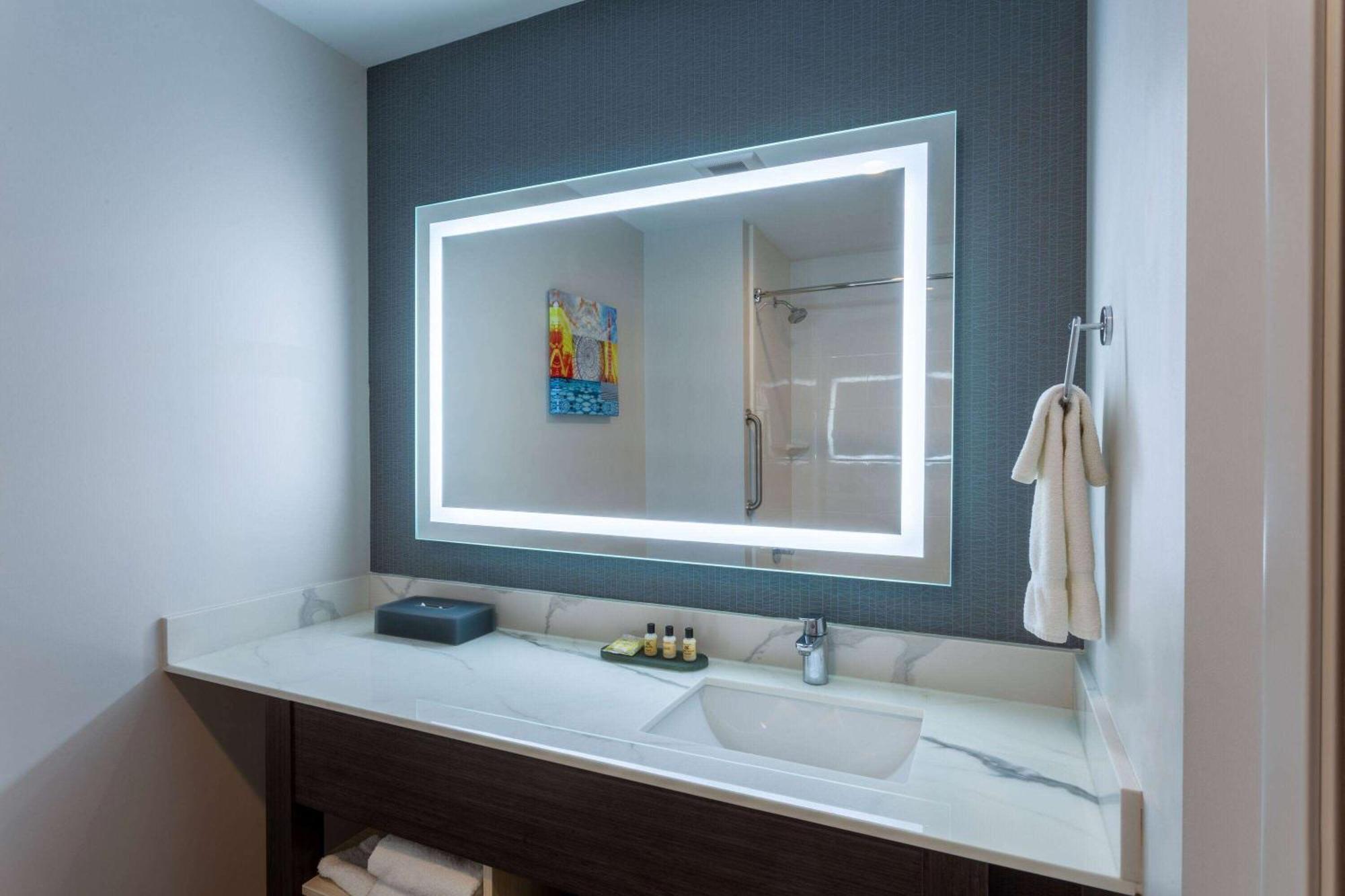 La Quinta Inn & Suites By Wyndham Shorewood Экстерьер фото