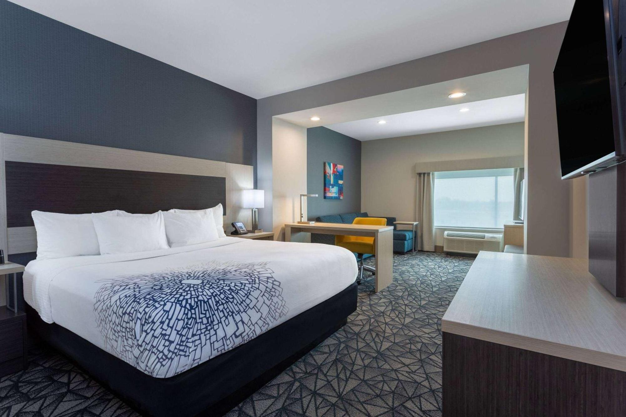 La Quinta Inn & Suites By Wyndham Shorewood Экстерьер фото