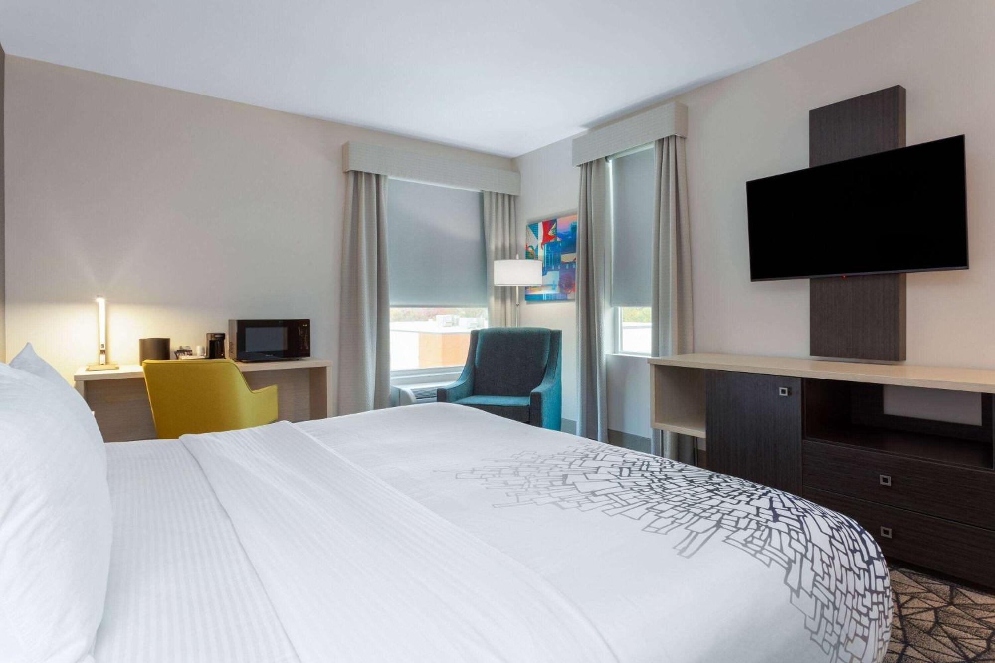 La Quinta Inn & Suites By Wyndham Shorewood Экстерьер фото