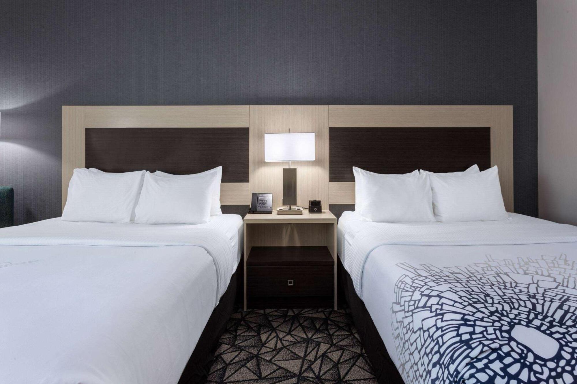 La Quinta Inn & Suites By Wyndham Shorewood Экстерьер фото