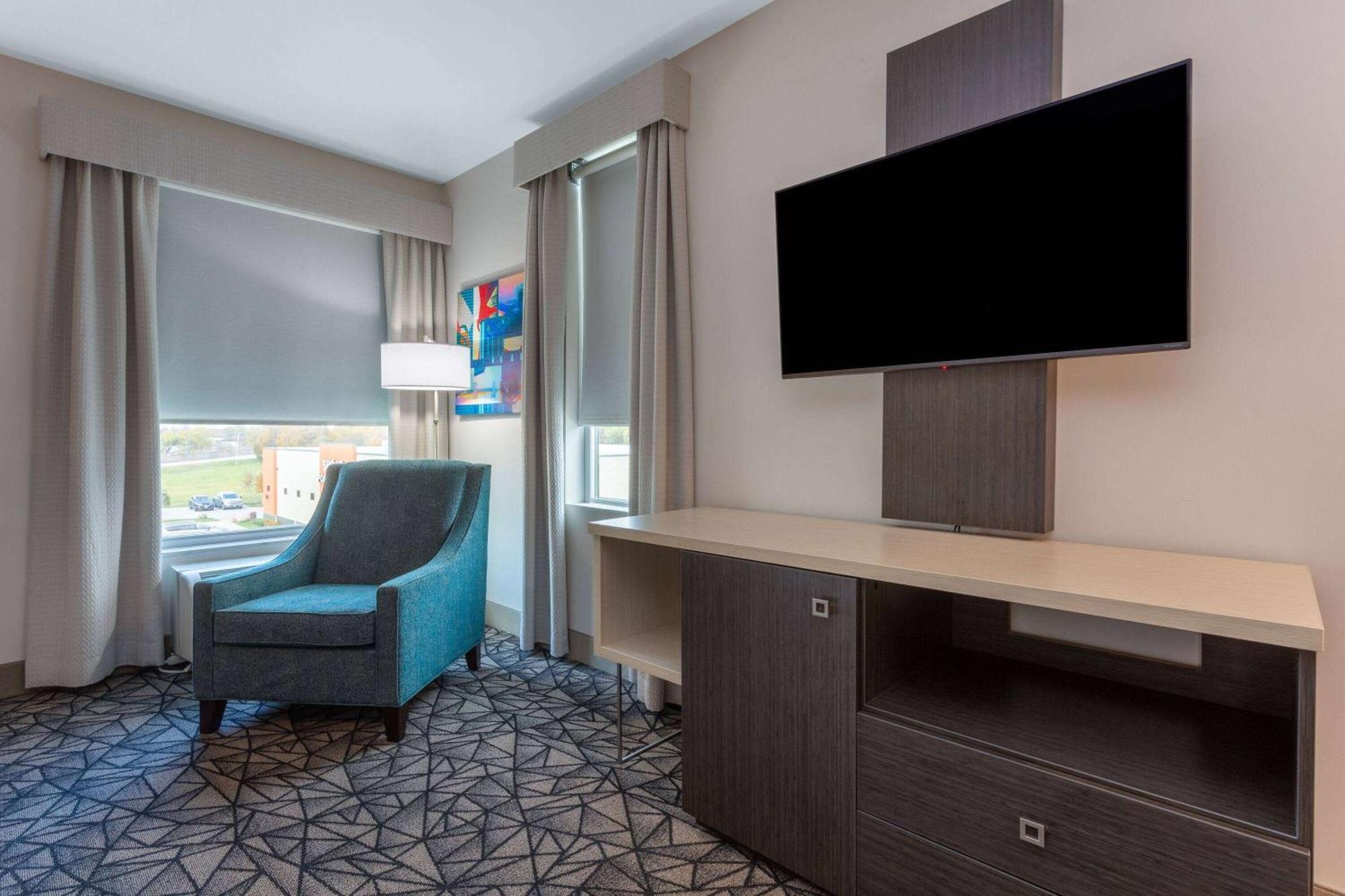 La Quinta Inn & Suites By Wyndham Shorewood Экстерьер фото