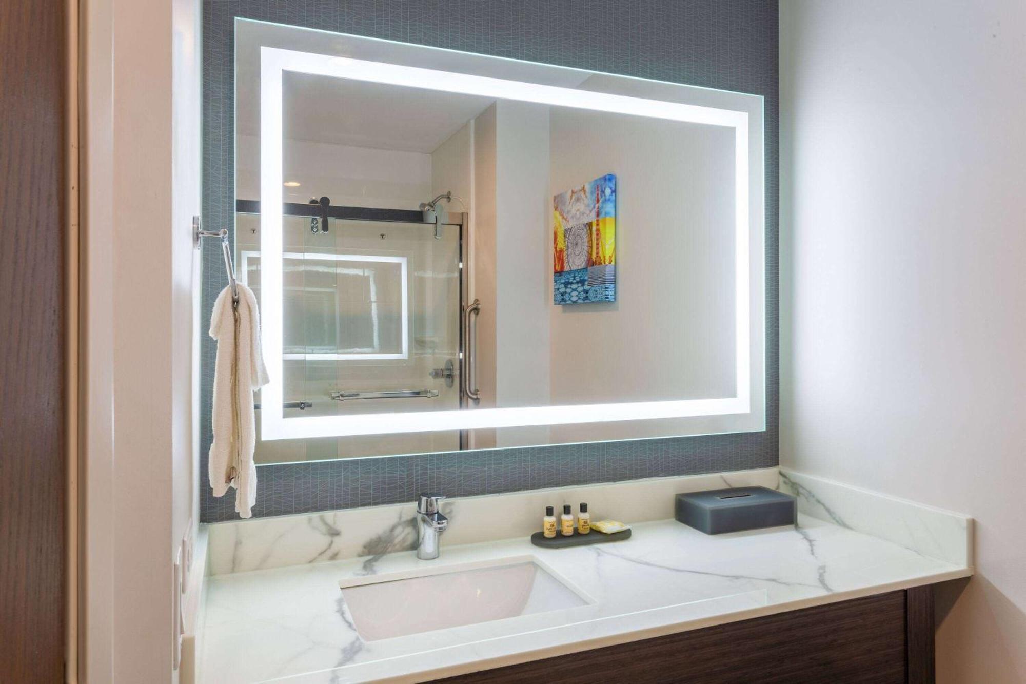 La Quinta Inn & Suites By Wyndham Shorewood Экстерьер фото
