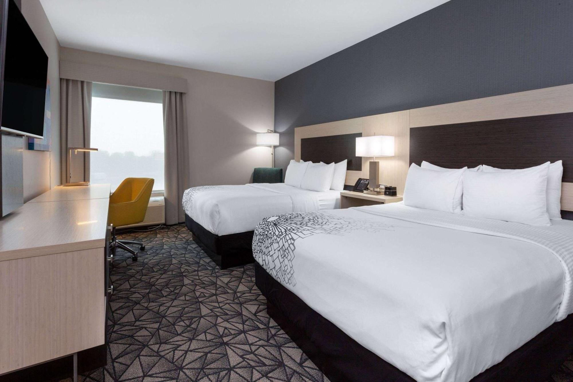 La Quinta Inn & Suites By Wyndham Shorewood Экстерьер фото
