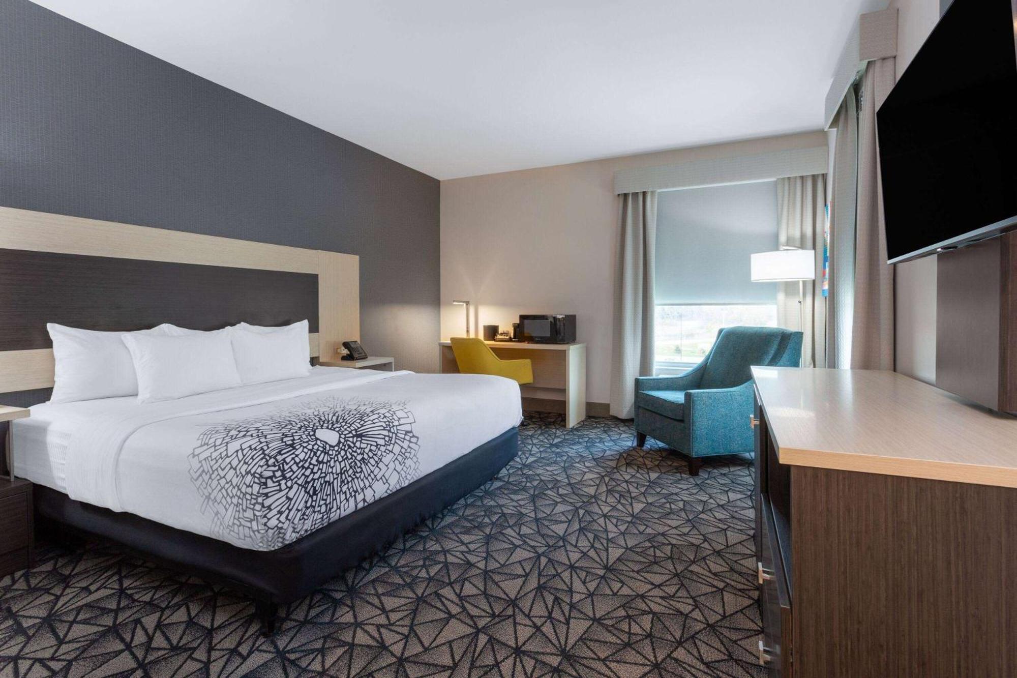 La Quinta Inn & Suites By Wyndham Shorewood Экстерьер фото