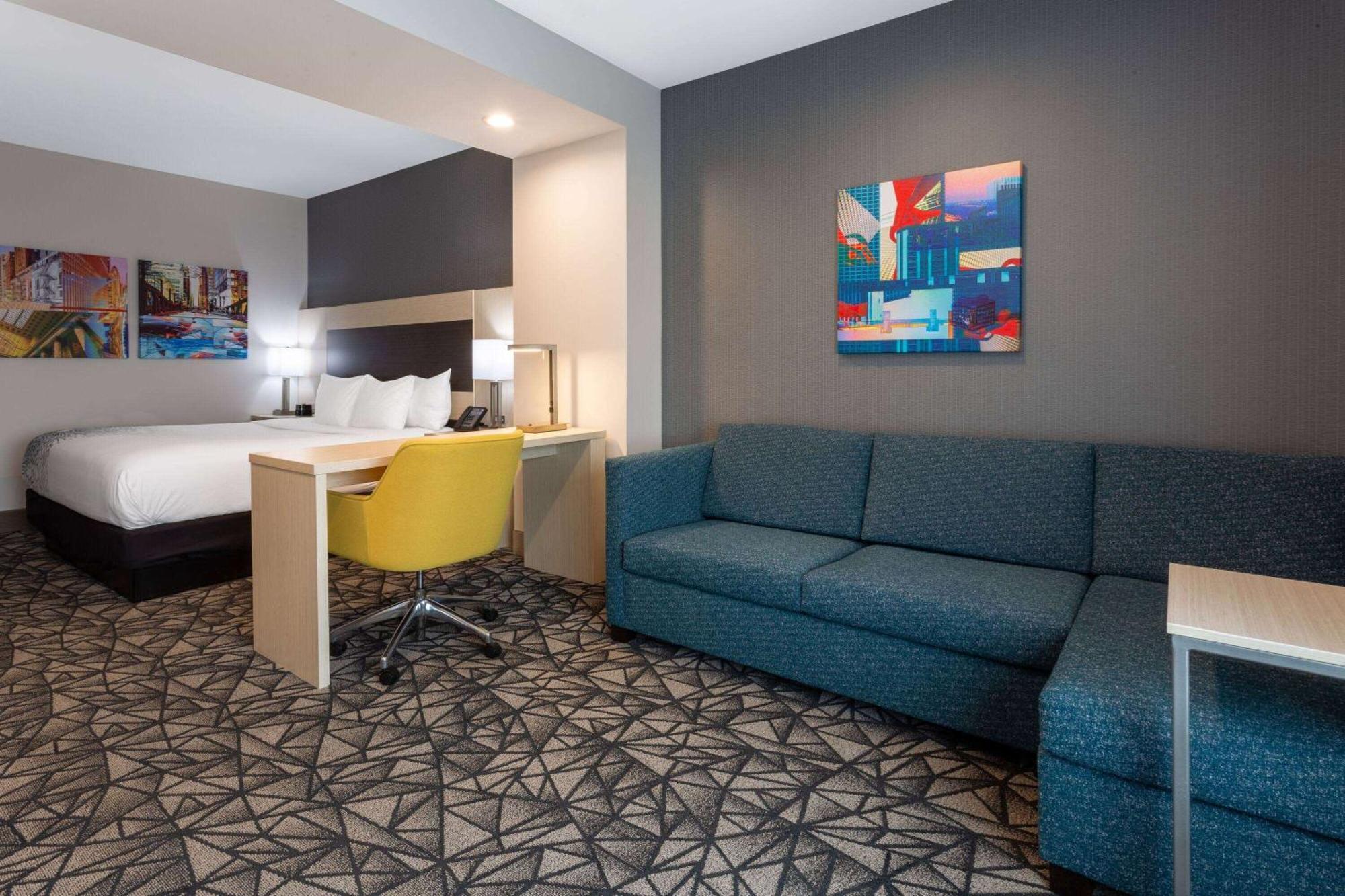 La Quinta Inn & Suites By Wyndham Shorewood Экстерьер фото